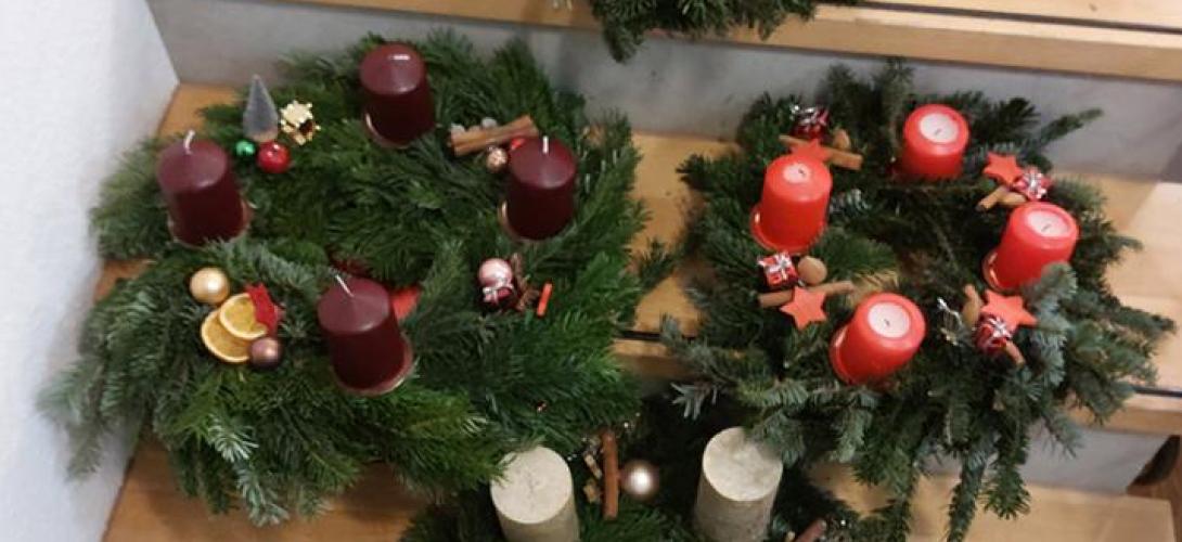 Zu sehen sind verschiedene Adventskränze mit Dekoration