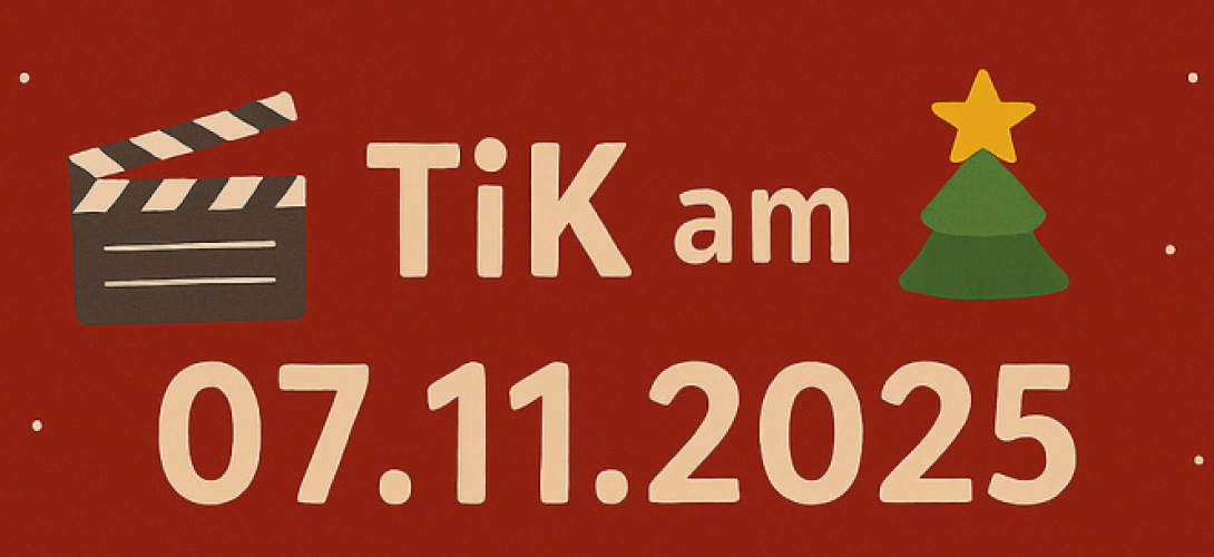 Zu sehen ist ein Filmklappe und ein kleiner Weihnachtsbaum auf rotem Hintergrund. Der Text lautet TiK am 07.11.2025
