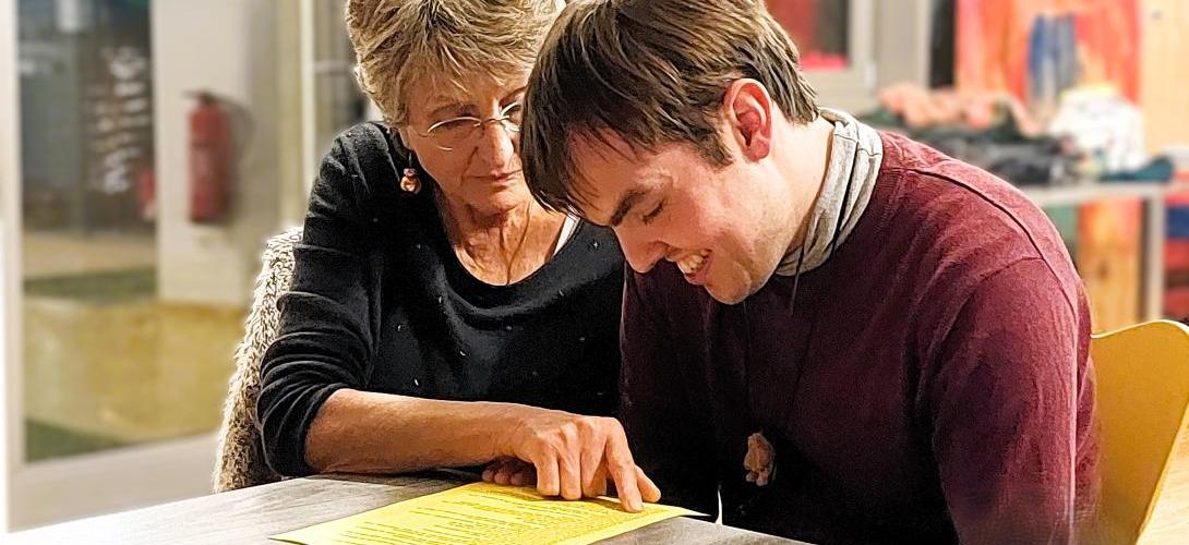 Ein Mann und eine Frau lesen gemeinsam