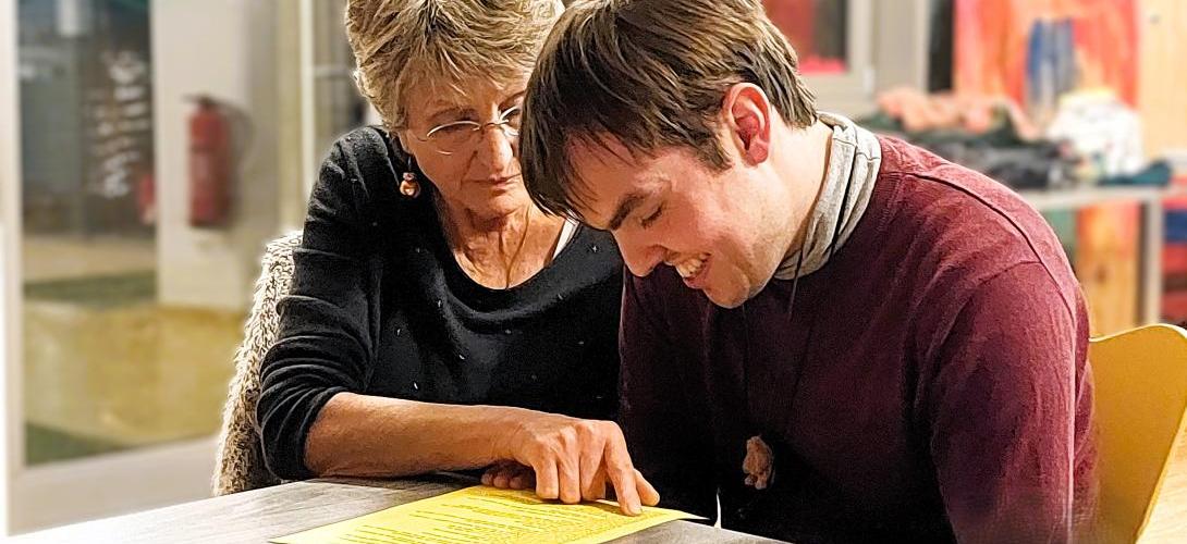 Ein Mann und eine Frau lesen gemeinsam