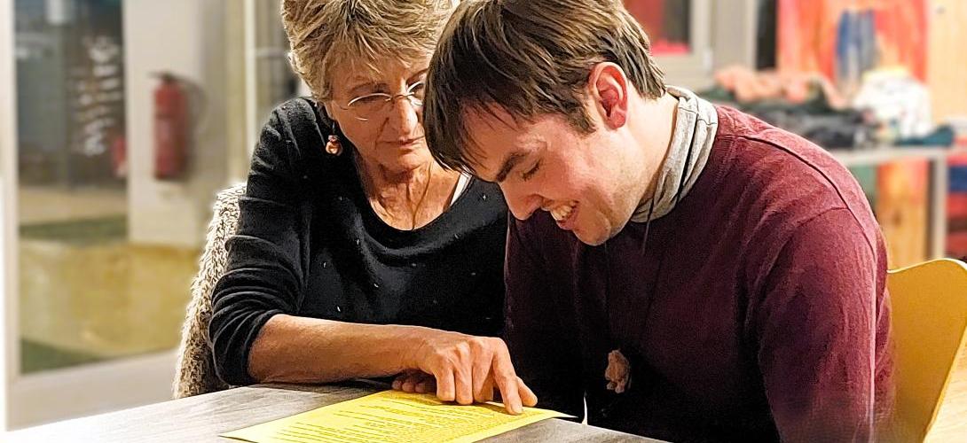 Ein Mann und eine Frau lesen gemeinsam