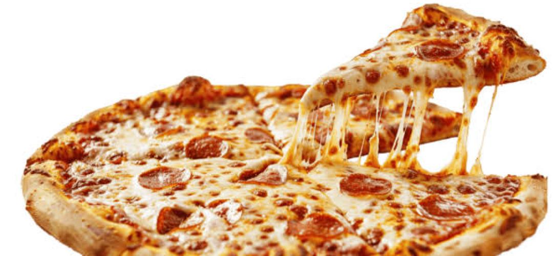 Aus einer runden Pizza wird ein sStück herausgehoben. Der Käse zieht Fäden